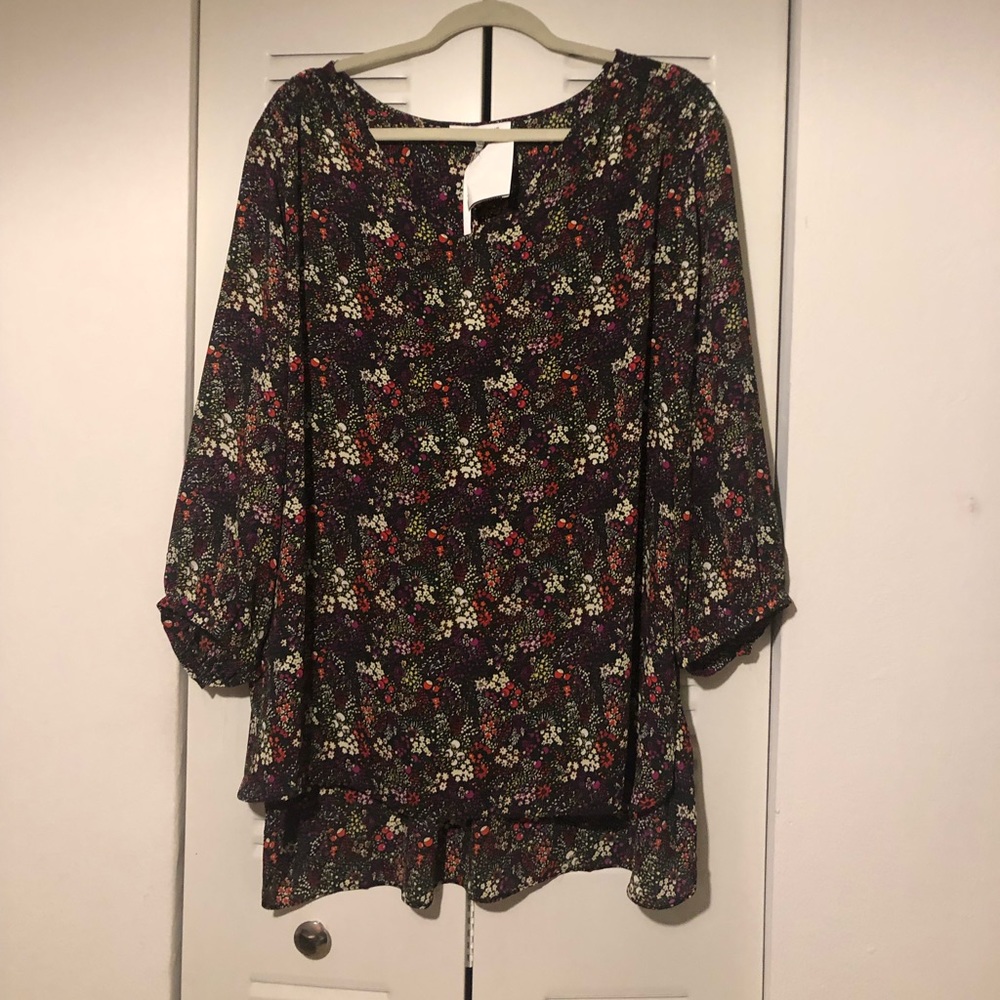 NWT!! Floral Print Flowy Top 🌹🌷💐